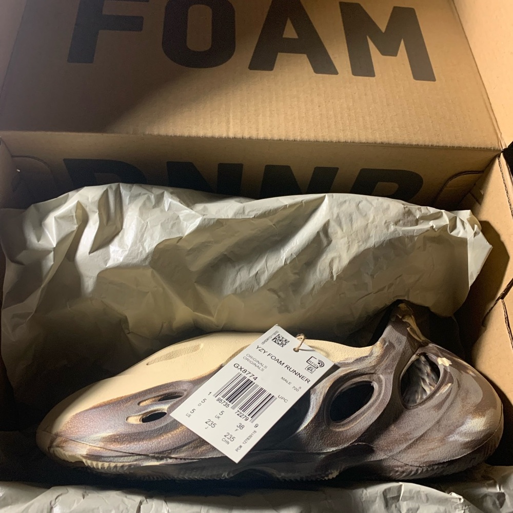 Size 5 Yeezy Foam Rnnrs - Picture 2 of 2